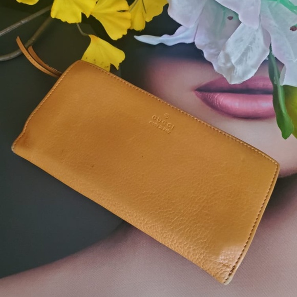 Gucci Handbags - Authentic Gucci biFold wallet